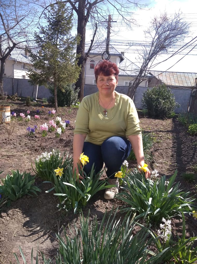 Doina Ruscior în grădină, printre flori de primăvară
